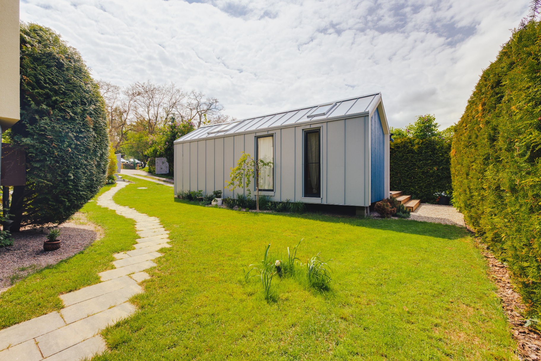 Tiny House wśród zieleni — widok z boku